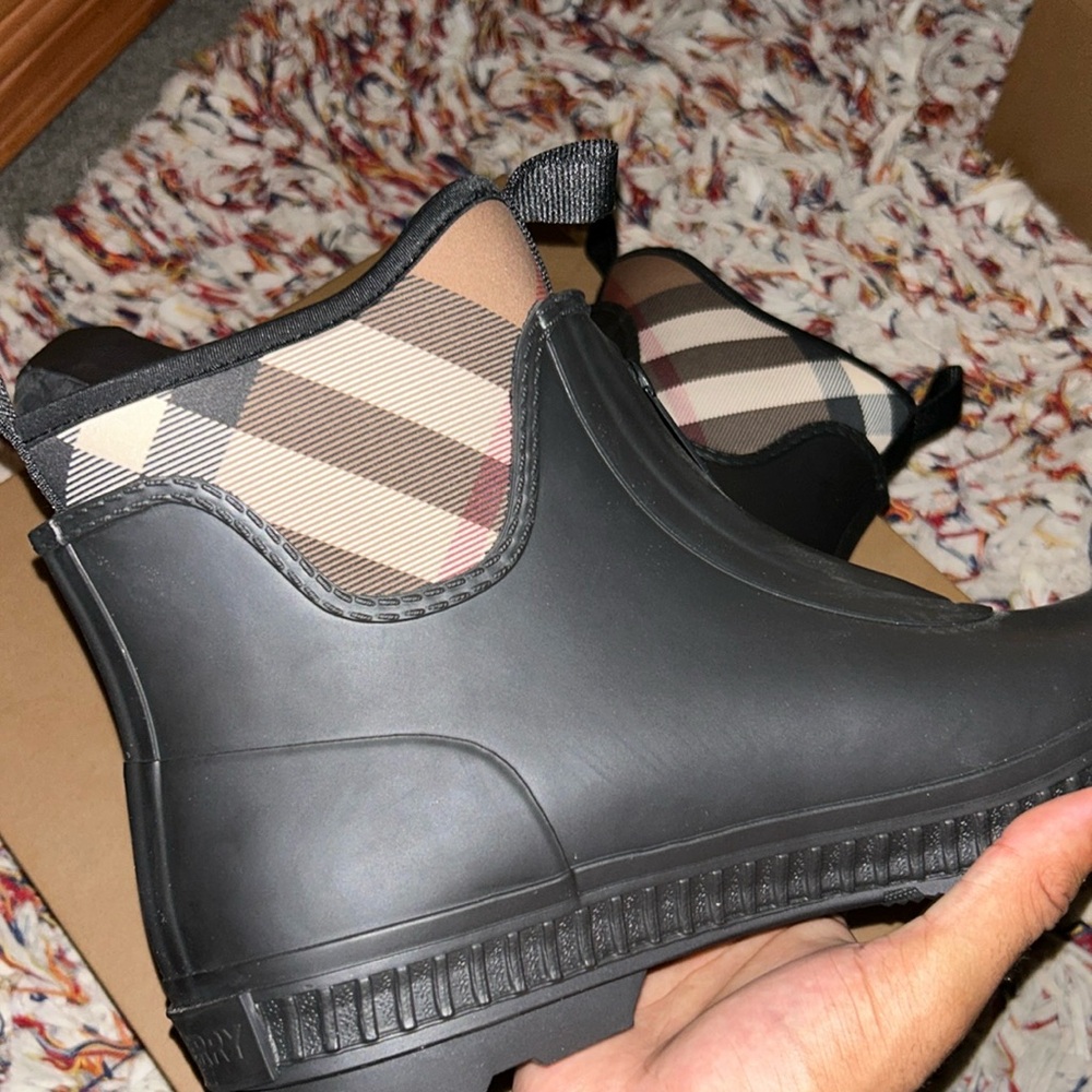 NEVER WORN, perfect condition, selling ASAP!